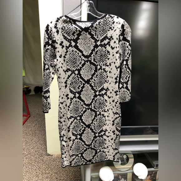 Vince Camuto Snake Print Sweater Dress Sz Small NWT - Picture 2 of 4